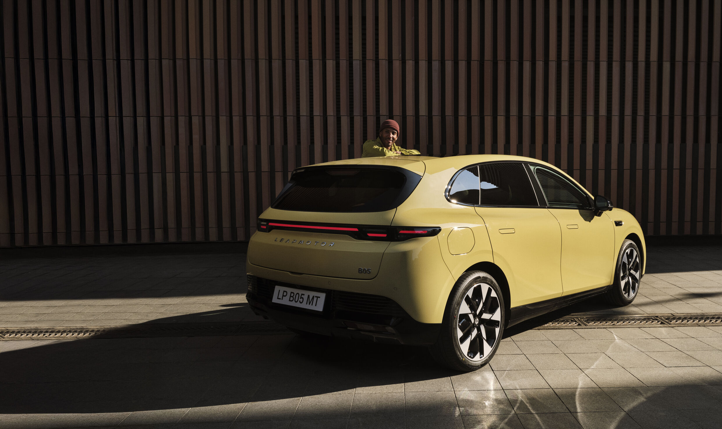 Leapmotor B05: precio en España del compacto eléctrico que se fabricará en Zaragoza, desde 19.400 euros con ayudas